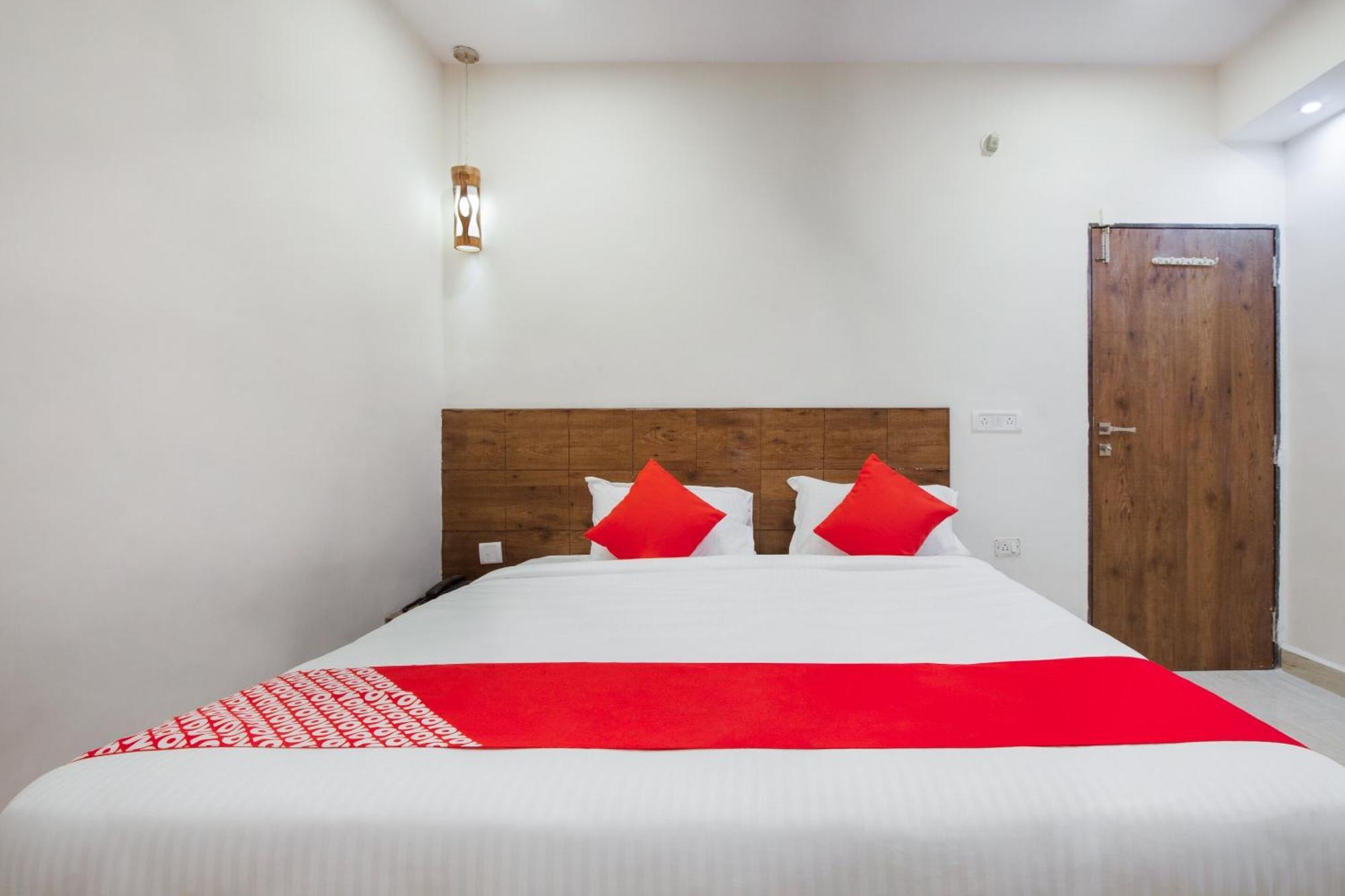 Super Hotel O Holiday Rani Gunj Opp Punjab National Bank Secundurabad Екстериор снимка